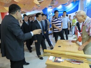 竹編大師李榮烈於成都非遺節現場演繹