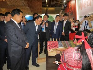 成都非遺節原住民展現織布技術