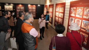 秘書長石靜文為敦煌展貴賓導覽