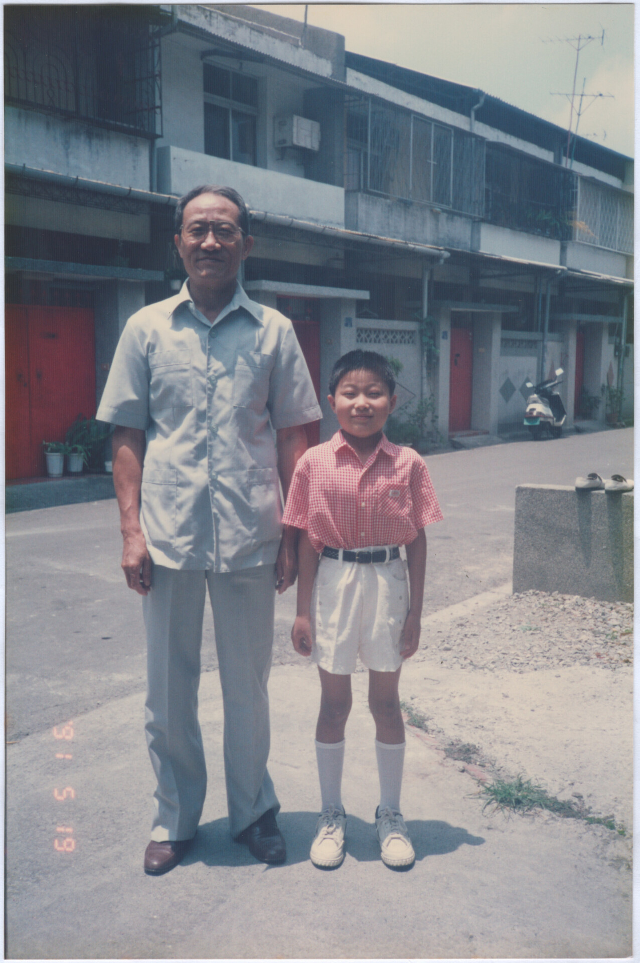 圖三 李緒恩與爺爺李義嶺在家門口合影_1991 - 沈春池文教基金會|口述歷史、紀錄片、兩岸文化交流 - 沈春池文教基金會|口述歷史、紀錄片、兩岸文化交流